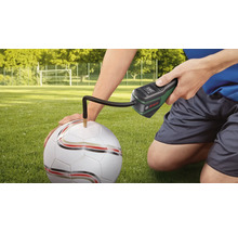 Bosch Akku-Druckluftpumpe beim Aufpumpen eines Fussballs auf einem Rasenplatz.