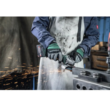Person nutzt einen Metabo Akku-Winkelschleifer zur Bearbeitung eines Metallprofils in einer Werkstatt, Funkenflug.