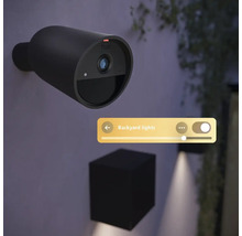 Caméra de surveillance Philips Hue Secure montée sur un mur extérieur, avec commande de l'éclairage de jardin via l'application.