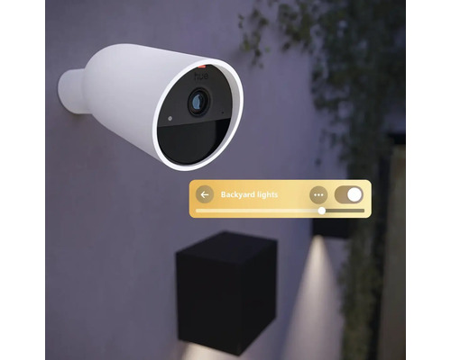 Caméra de surveillance extérieure Philips Hue Secure avec interface de commande par application pour l éclairage de jardin.