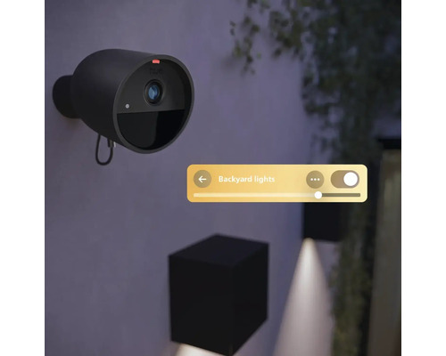 Caméra de sécurité Philips Hue Secure noire fixée au mur avec interface numérique pour commander les lumières extérieures.