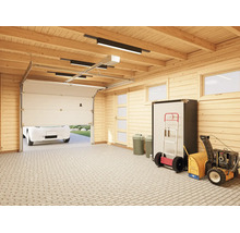 Vue intérieure d un garage en bois avec porte sectionnelle ouverte, voiture, diable, armoire et souffleuse à neige sur sol pavé.