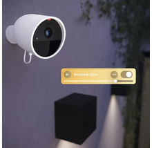 Caméra de surveillance extérieure Philips Hue Secure montée au mur avec interface de commande pour l éclairage de jardin.