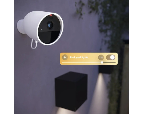 Caméra de surveillance extérieure Philips Hue Secure montée au mur avec interface de commande pour l éclairage de jardin.