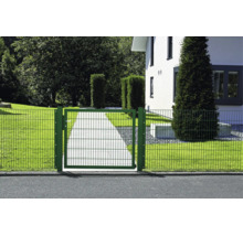 Portail de jardin vert en treillis soudé avec clôture assortie devant un chemin pavé et une maison moderne.