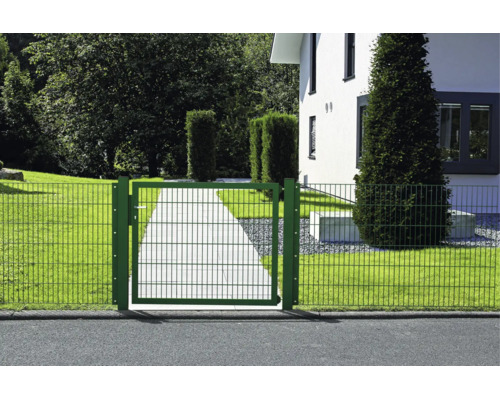 Portail de jardin vert en treillis soudé avec clôture assortie devant un chemin pavé et une maison moderne.