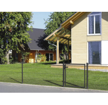 Clôture en treillis double fil avec portillon de jardin assorti devant une maison avec pelouse.