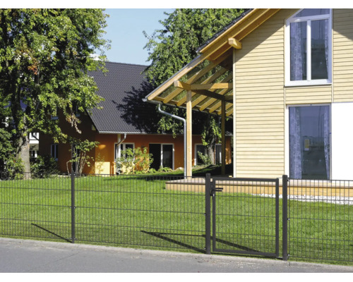 Clôture en treillis double fil avec portillon de jardin assorti devant une maison avec pelouse.