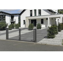Portail de jardin à deux battants en panneaux de treillis soudés anthracite devant une maison moderne avec jardin de gravier.