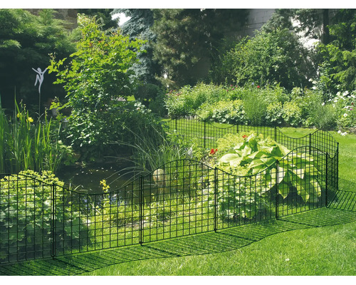 Schwarzer Steckzaun aus Metall zur Absicherung eines Gartenteichs in einem begrünten Garten mit Rasenfläche.