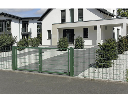 Zweiflügeliges Hoftor und Zaun aus grünem Doppelstabmatten-Metall vor einem modernen Haus mit weißer Fassade und Kiesgarten.