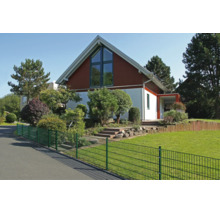Clôture à double fil vert délimitant une propriété devant une maison avec un jardin et une pelouse entretenus.
