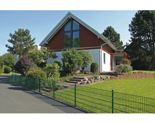 Clôture à double fil vert délimitant une propriété devant une maison avec un jardin et une pelouse entretenus.