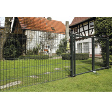 Anthrazitfarbener Doppelstabmattenzaun und Tor aus Metall in einem hellen, gepflegten Garten auf einer Rasenfläche.