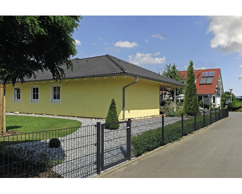 Clôture moderne en treillis soudé double fil anthracite avec portillon assorti dans un jardin avec chemin en gravier et pelouse.