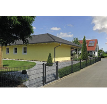 Clôture moderne en treillis soudé double fil anthracite avec portillon assorti dans un jardin avec chemin en gravier et pelouse.