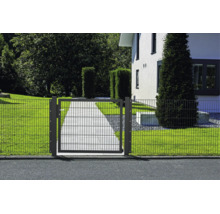 Clôture anthracite en treillis double fil avec portillon de jardin assorti, allée pavée et maison blanche.