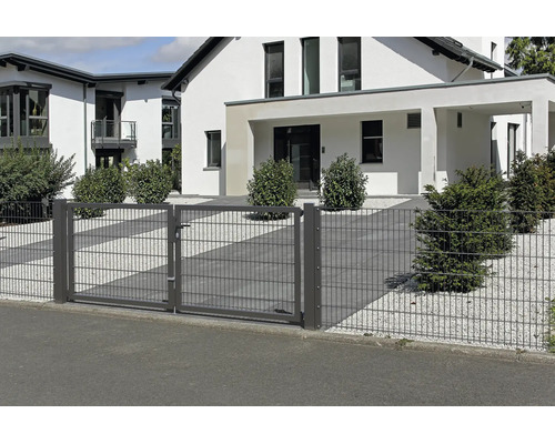 Portail de jardin à deux battants en panneaux de treillis soudés anthracite devant une maison moderne avec jardin de gravier.