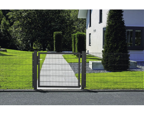 Clôture anthracite en treillis double fil avec portillon de jardin assorti, allée pavée et maison blanche.