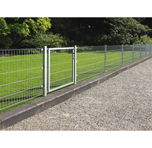 Clôture en treillis soudé galvanisé avec portillon de jardin assorti sur une pelouse au bord d'une allée de gravier.