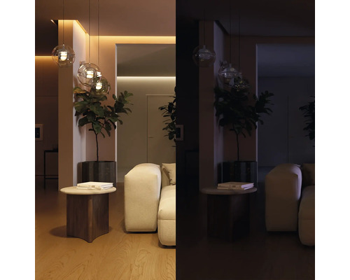 Comparaison d'un salon moderne éclairé et sombre, avec des suspensions en verre, une plante et un canapé blanc.