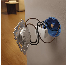 Installation d un module d interrupteur mural Philips Hue derriere un interrupteur dans une boite d encastrement avec cablage.
