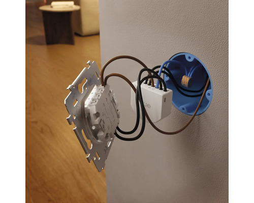 Installation d un module d interrupteur mural Philips Hue derriere un interrupteur dans une boite d encastrement avec cablage.