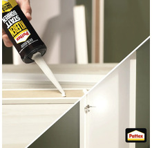 Application de la colle de montage Pattex sur un profilé blanc et un cadre de porte blanc monté. Pattex Logo.