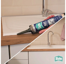 Application de mastic silicone sanitaire Sista sur un évier de cuisine sur un plan de travail en bois. Sista Logo.