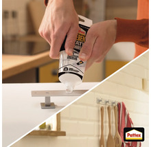 Mains appliquant de la colle de montage Pattex sur un crochet, patère fixée avec des ustensiles de cuisine sur mur carrelé, Pattex Logo.