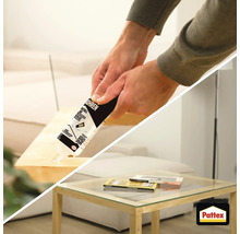 Mains appliquant de la colle Pattex sur un rebord en bois, salon lumineux avec table en verre et canapé en arrière-plan, Pattex Logo.
