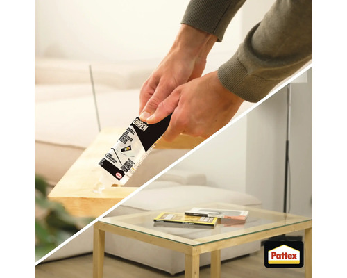 Mains appliquant de la colle Pattex sur un rebord en bois, salon lumineux avec table en verre et canapé en arrière-plan, Pattex Logo.