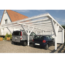 Weisses Doppelcarport aus Holz mit transparentem Wellplatten-Dach auf Kies neben einem Haus mit zwei geparkten Autos.