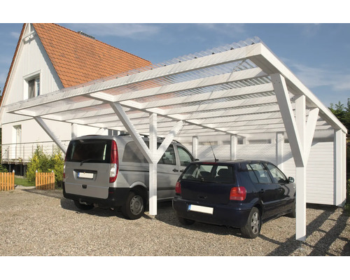Weisses Doppelcarport aus Holz mit transparentem Wellplatten-Dach auf Kies neben einem Haus mit zwei geparkten Autos.