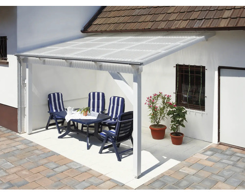 Terrassenüberdachung mit weissem Gestell und lichtdurchlässigen Wellplatten über einem Sitzbereich mit Tisch und Stühlen auf einer Terrasse.