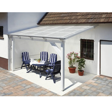 Terrassenüberdachung mit weissem Gestell und lichtdurchlässigen Wellplatten über einem Sitzbereich mit Tisch und Stühlen auf einer Terrasse.