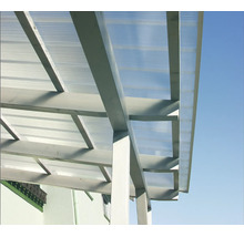 Toiture de terrasse en bois avec plaques en plastique translucides.