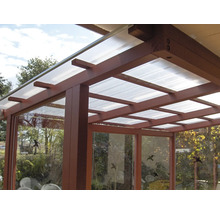 Abri de terrasse en bois avec toit transparent et parois latérales vitrées.