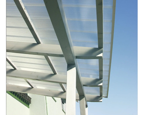 Toiture de terrasse en bois avec plaques en plastique translucides.