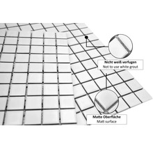 Mosaïque carrée avec surface mate et instruction de ne pas jointoyer en blanc.
