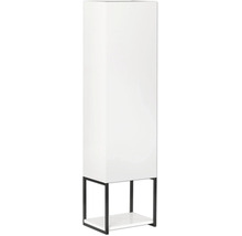 Armoire de salle de bain haute blanche avec porte sans poignée et cadre en métal noir avec étagère.