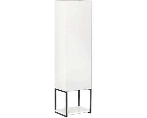 Armoire de salle de bain haute blanche avec porte sans poignée et cadre en métal noir avec étagère.