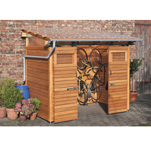 Fahrradbox aus Holz mit Schiebetüren, lichtdurchlässigem Dach und Regenrinne. Im Inneren hängen zwei Fahrräder an Wandhalterungen.