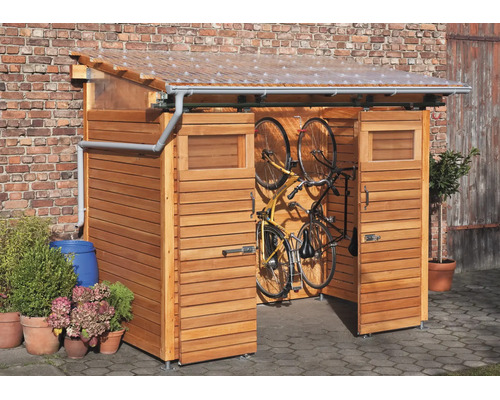 Fahrradbox aus Holz mit Schiebetüren, lichtdurchlässigem Dach und Regenrinne. Im Inneren hängen zwei Fahrräder an Wandhalterungen.