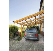 Holz-Anlehncarport mit lichtdurchlässigen Wellplatten an einer Hauswand, darunter parkt ein Auto auf gepflastertem Boden.
