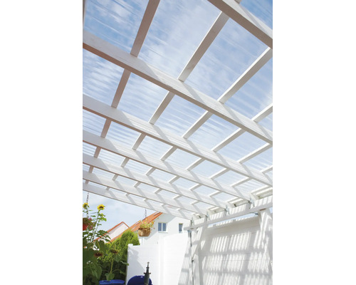 Terrassenüberdachung mit weisser Holzkonstruktion und transparenten Wellplatten unter blauem Himmel.