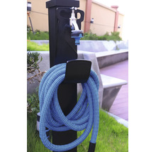 Borne fontaine de jardin avec tuyau d'arrosage flexible et robinet sur une colonne noire.