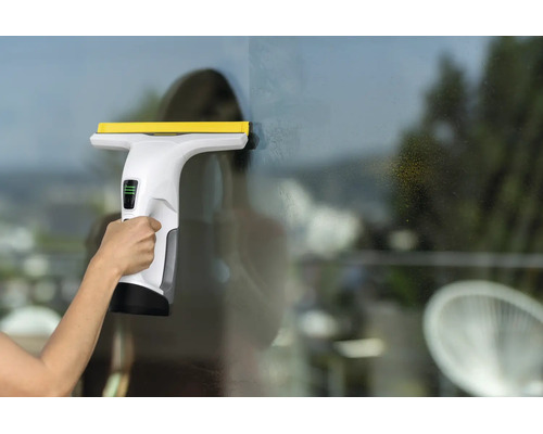 Nettoyeur de vitres sans fil utilisé pour nettoyer une vitre.