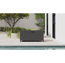 Coffre de jardin au design nervuré vertical, à roulettes avec poignée sur une terrasse moderne à côté d'une piscine.