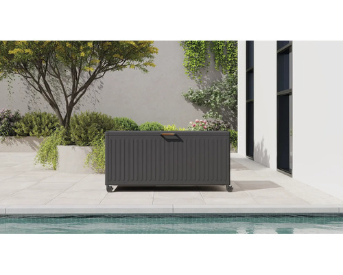 Coffre de jardin au design nervuré vertical, à roulettes avec poignée sur une terrasse moderne à côté d'une piscine.